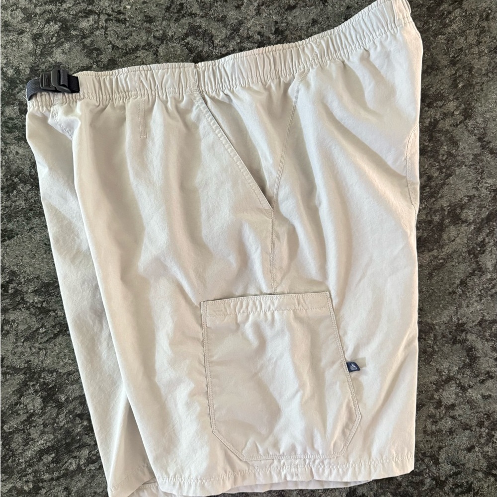 Nike ACG Mens Light Gray Cargo Shorts - Picture 2 of 5